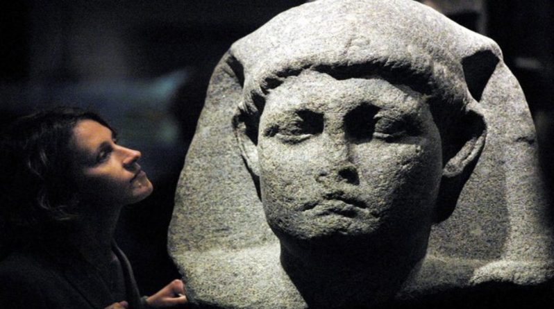 В мире: Археологи намекнули на возможный прорыв в загадке местонахождения усыпальницы Клеопатры