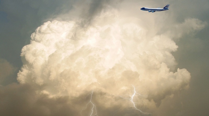 Путешествия: Очевидец случайно снял устрашающее видео, на котором молния ударяет в самолет