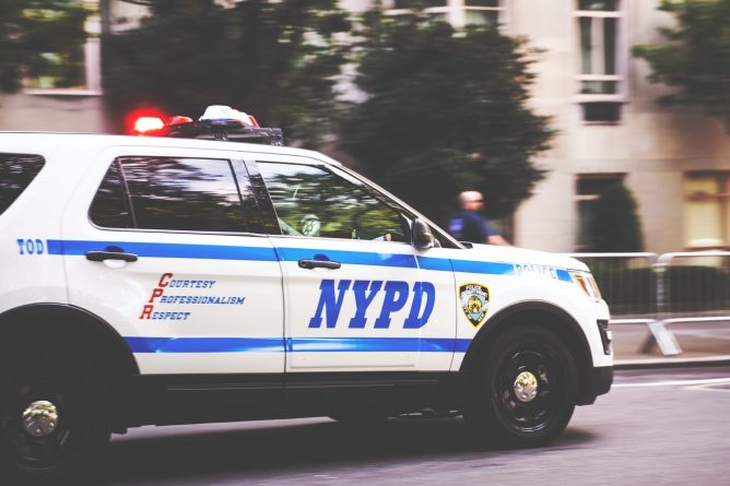 Локальные новости: В Нью-Йорке 3 полицейских попали в больницу. Возможно, им подлили отбеливатель в напитки