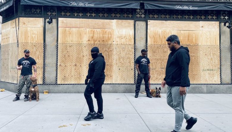 Локальные новости: Магазин Saks Fifth Avenue в Нью-Йорке огородили колючей проволокой, чтобы защитить от вандалов