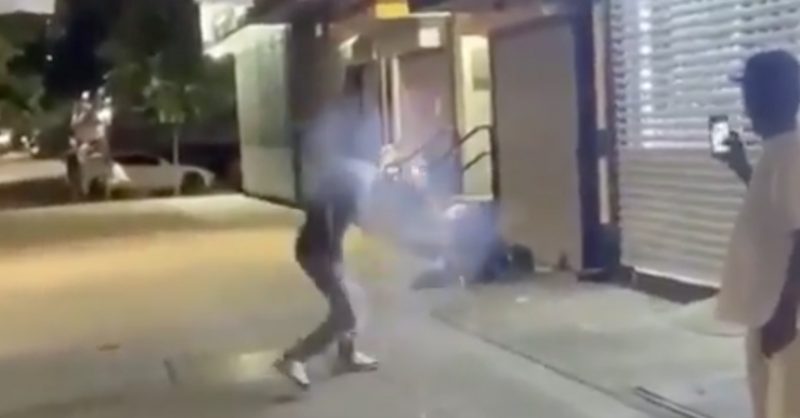 Происшествия: На видео незнакомец со смехом швырнул в спящего мужчину зажженным фейерверком и сбежал