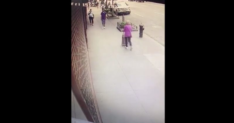 Происшествия: На видео прохожий сбил с ног 92-летнюю женщину средь бела дня