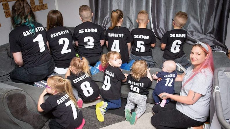 Локальные новости: Находчивая многодетная мать пронумеровала футболки 11 детей, чтобы не упускать их из виду