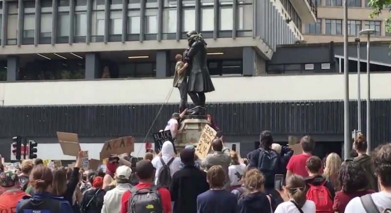 Локальные новости: Протестующие против смерти Джорджа Флойда снесли памятник работорговцу и утопили в реке