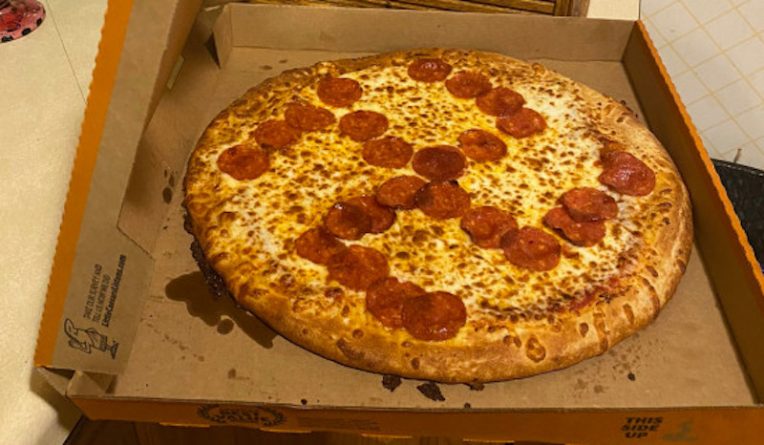 Локальные новости: Супруги «лишились дара речи», когда на их пицце выложили свастику из пепперони