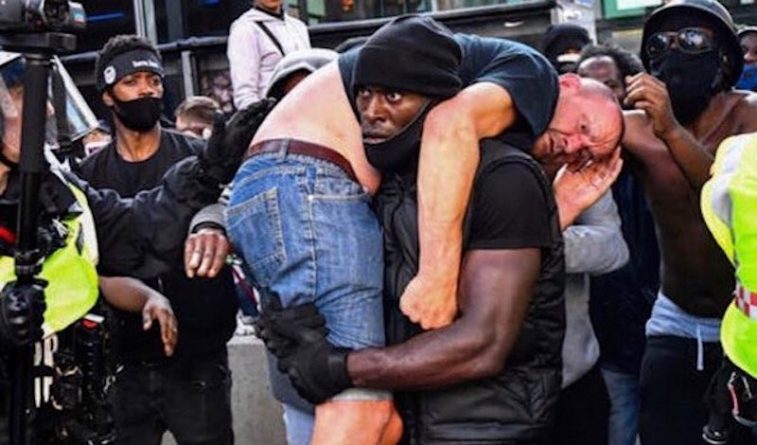 Локальные новости: Темнокожий протестующий спас белого незнакомца во время беспорядков, вынеся его из толпы