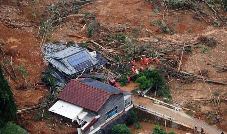 Происшествия: 55 погибших, десятки пропавших без вести из-за наводнения в Японии