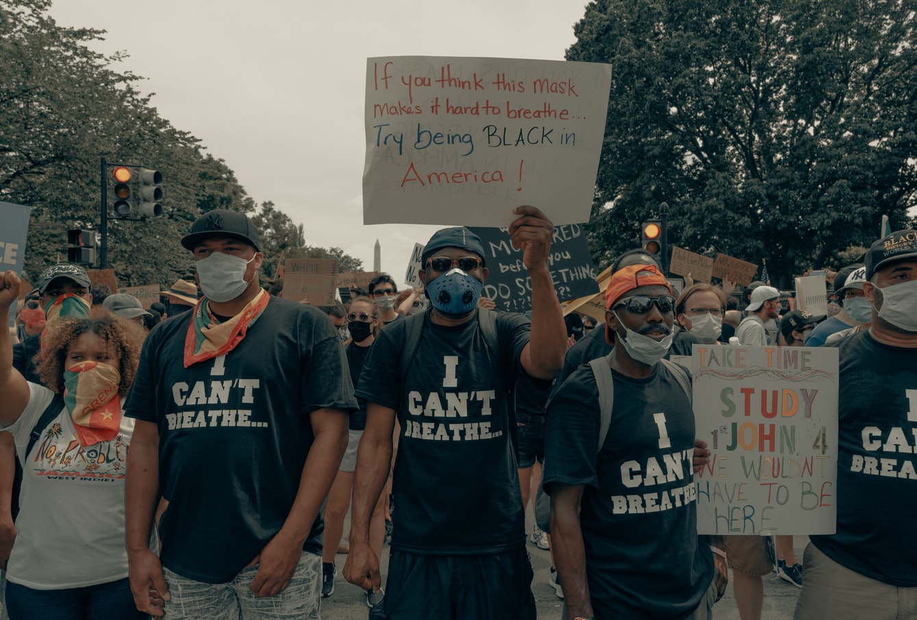 фотография протестующих в США