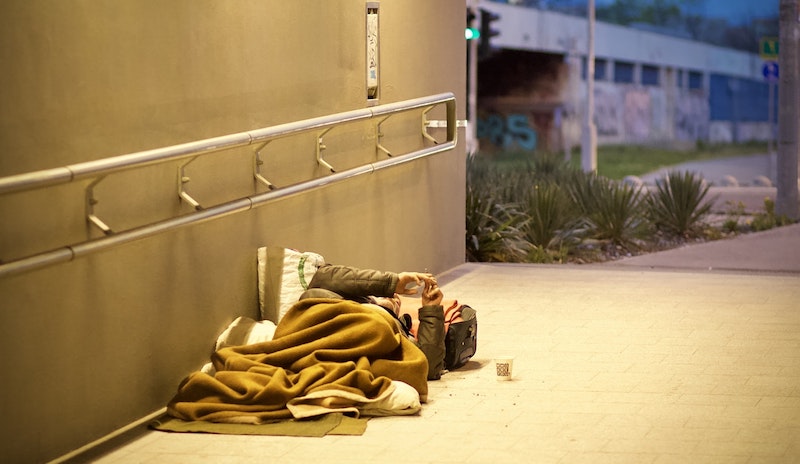 фотография бездомного, лежащего на земле