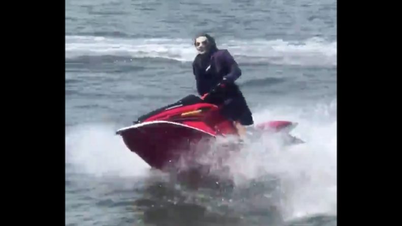 Локальные новости: В Нью-Йорке заметили Джокера, катающегося на водных лыжах по Ист-Ривер