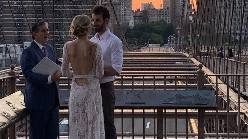 Общество: Велосипедистка застала свадьбу незнакомцев на Бруклинском мосту — и подарила им уникальные фото