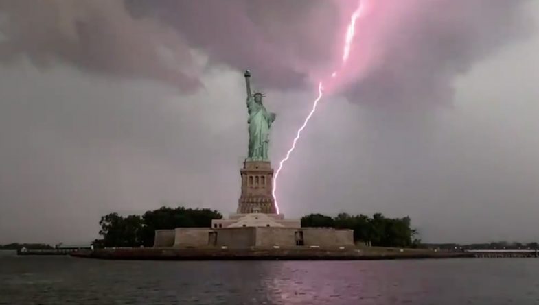 Погода: Вирусное видео запечатлело момент, когда молния ударила рядом со Статуей Свободы