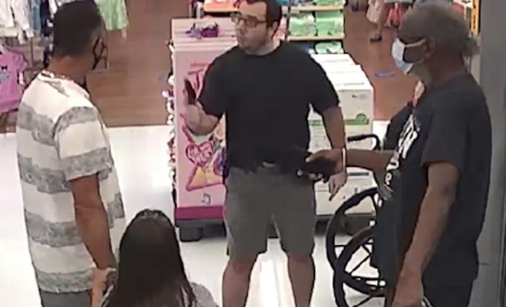 Локальные новости: Во Флориде мужчина угрожал пистолетом покупателю с ребенком из-за спора о масках
