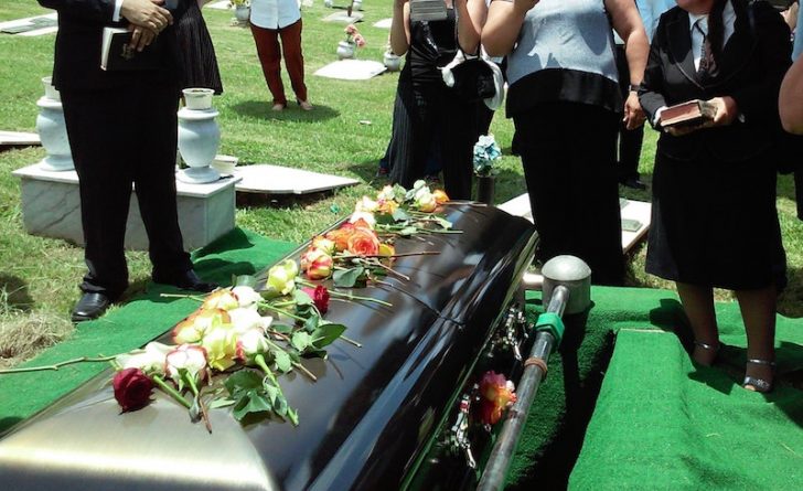 Локальные новости: Во время похорон сын обнаружил в гробу матери незнакомую женщину