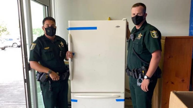 Общество: Жительница Флориды позвонила в 911 из-за сломанного холодильника — и полицейские привезли ей новый
