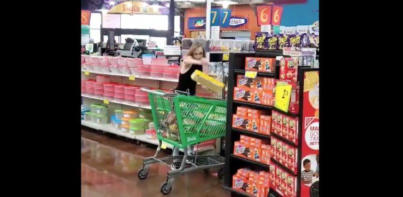 Локальные новости: На вирусном видео разъяренная клиентка швыряется покупками в супермаркете, не желая надевать маску