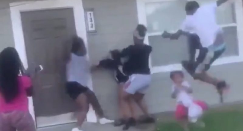 Происшествия: На жутком видео группа подростков избивает беременную мать и ее маленькую дочь