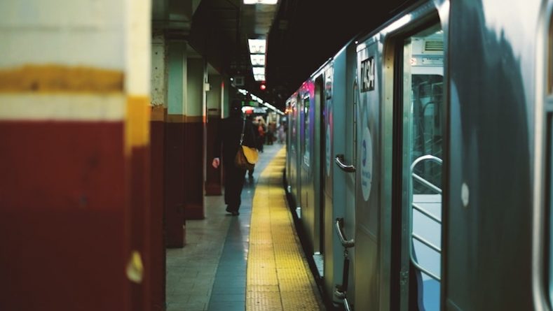 Происшествия: Пассажирка попыталась заснять нападение в метро — и стала следующей жертвой