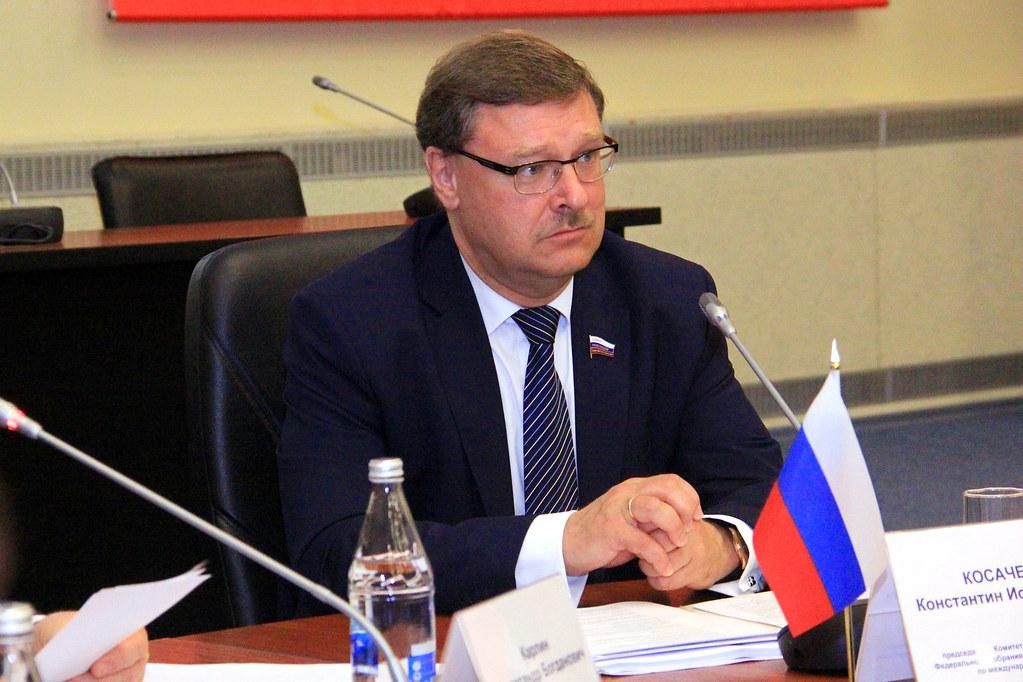 Константин Косачев прокомментировал заявление Эспера о подтягивании войск США к границам России