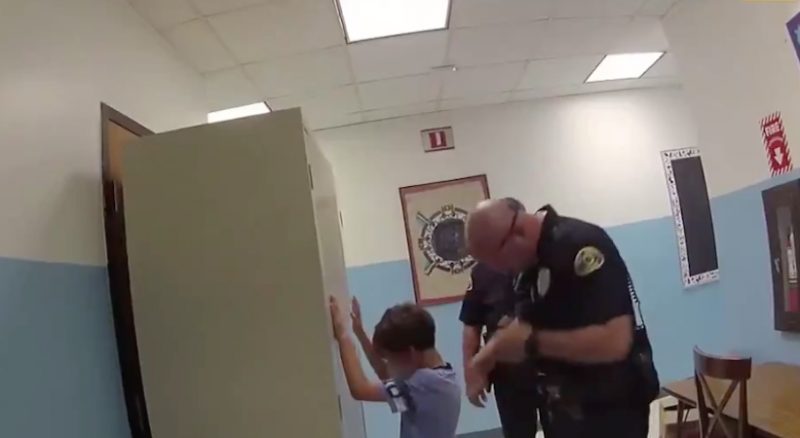 Локальные новости: На вирусном видео полицейские арестовали 8-летнего мальчика с особыми потребностями