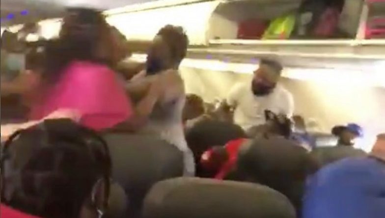 Локальные новости: Пассажирки подрались на рейсе American Airlines, после того, как одна из них «отказалась надеть маску»