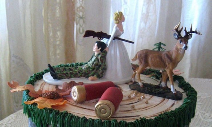 Локальные новости: Фото «жуткого» свадебного торта, на котором невеста с винтовкой тащит жениха, стало вирусным