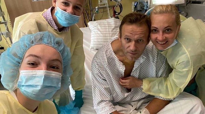 Политика: Навальный опубликовал фото с больничной койки и пообещал вернуться в Россию