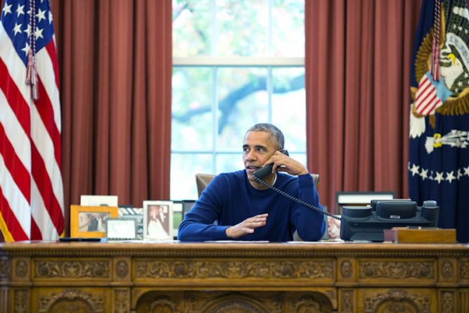 Политика: Обама поделился в соцсетях своим номером телефона и попросил американцев написать ему SMS
