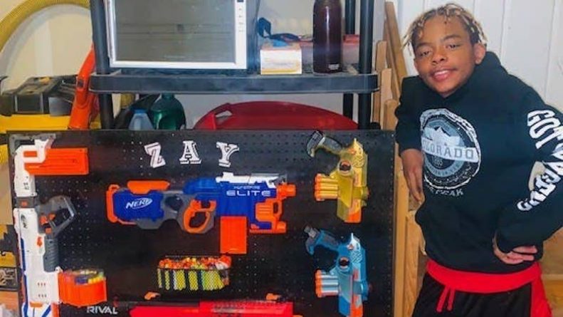 Локальные новости: Школа вызвала полицию к 12-летнему мальчику домой, увидев у него игрушечный пистолет на онлайн-занятии
