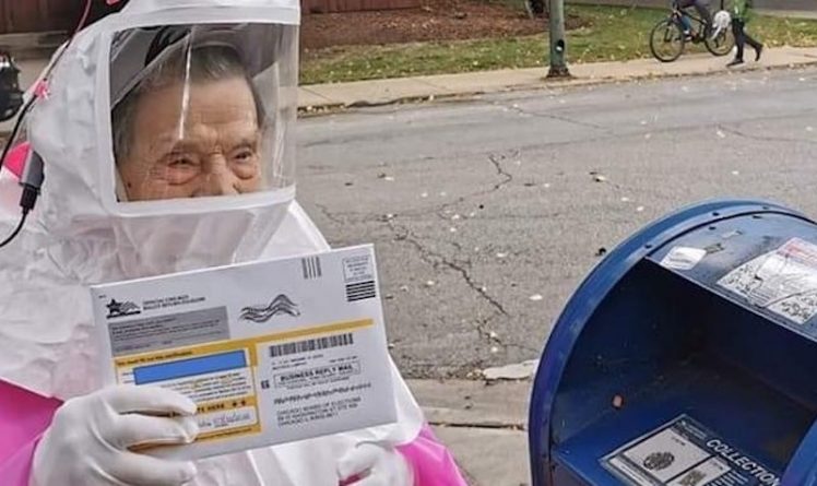 Локальные новости: 102-летняя американка стала знаменитостью, проголосовав в защитном костюме
