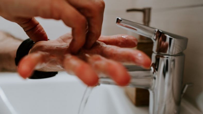 Здоровье: CDC: Молодые белые мужчины моют руки реже всех