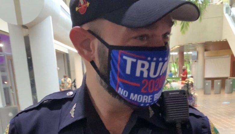 Общество: Полицейского, который пришел на участок в маске «Трамп-2020», обвинили в запугивании избирателей