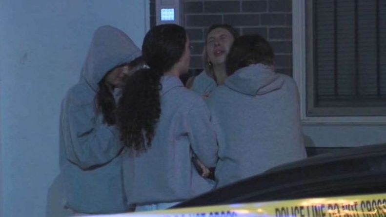Локальные новости: Студентки упали с 4 этажа, пытаясь сделать селфи во время вечеринки на крыше
