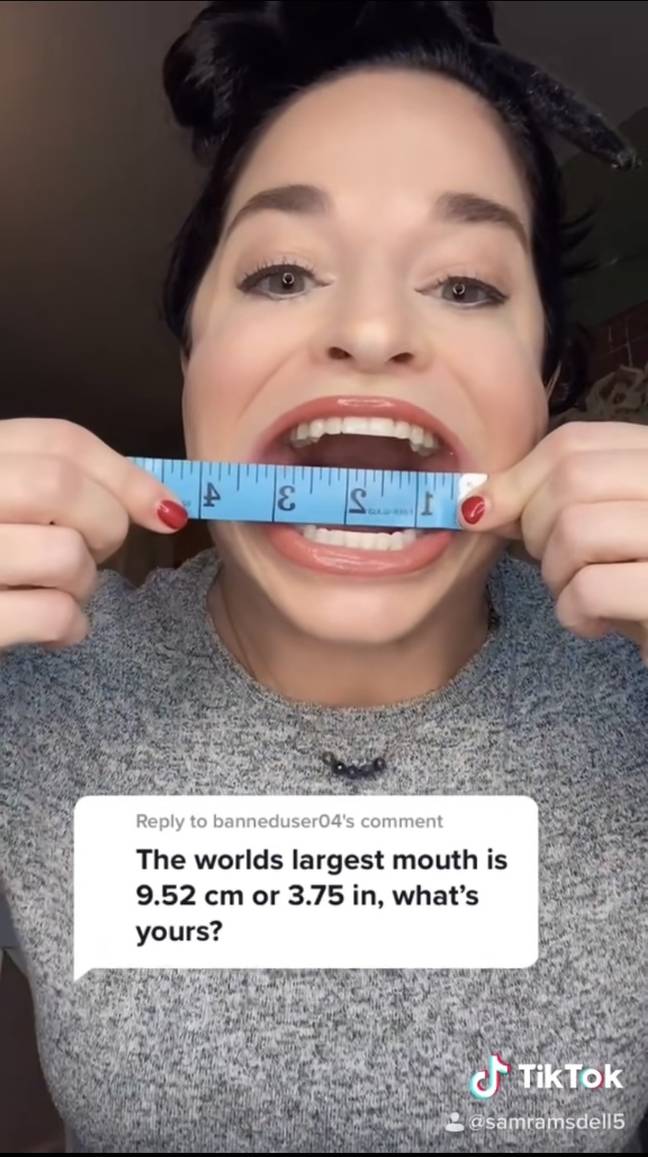 фотография Саманты, измеряющей размер своего рта