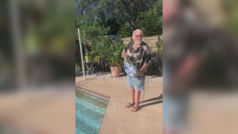 Локальные новости: Каждый День благодарения житель Флориды бросает индейку в бассейн, чтобы та разморозилась