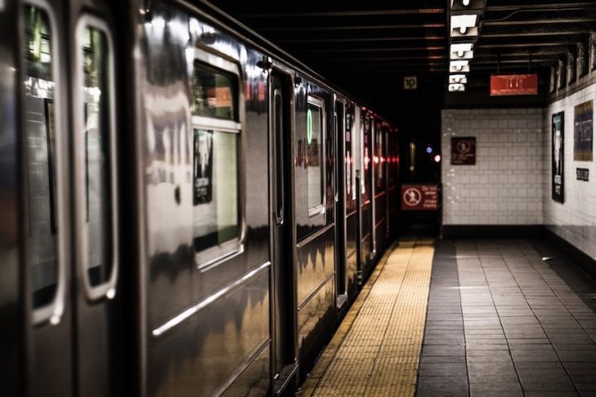 Происшествия: Полиция Нью-Йорка задержала мужчину, толкнувшего незнакомку на пути в метро