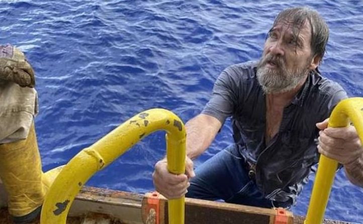 Локальные новости: Пропавшего в море жителя Флориды нашли через два дня. Он держался за свою перевернувшуюся лодку