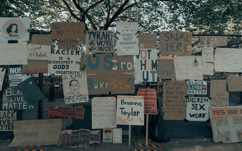 фото плакатов, сделанных протестующими против смерти Джорджа Флойда