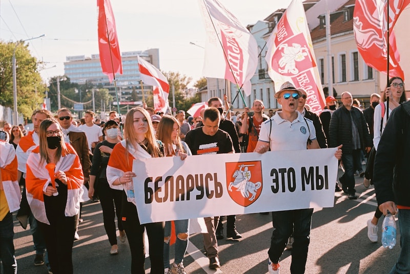 фотография протестующих в Беларуси