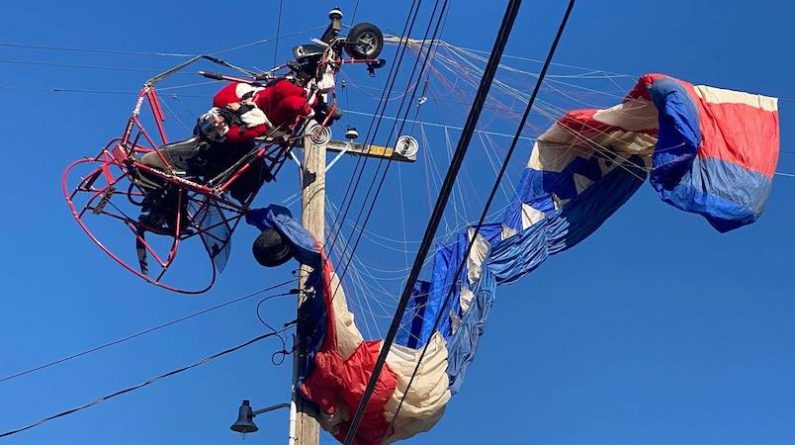 Локальные новости: В Калифорнии спасли Санту с парашютом, застрявшего на линии электропередач