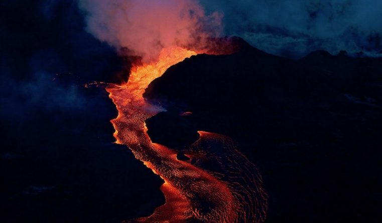 Локальные новости: На Гавайях — извержение вулкана Килауэа. Жителей просят не покидать дома