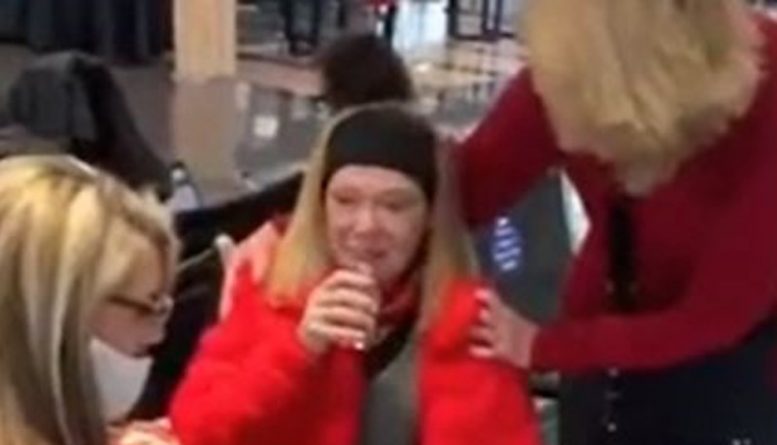 Локальные новости: На видео сторонница Трампа разрыдалась после того, как ее сняли с рейса за участие в беспорядках Капитолии