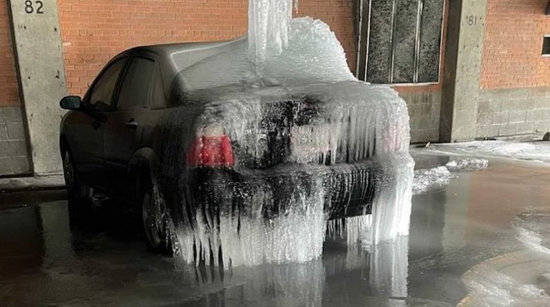 Локальные новости: Морозы в Техасе: Оставленная под протекающей трубой машина превратилась в глыбу льда