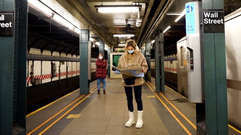 Локальные новости: С понедельника метро в Нью-Йорке работает дольше. Как защититься там от COVID-19?