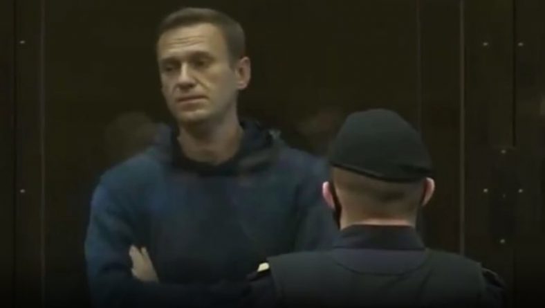Политика: Условный срок Навального заменили на реальный. Он проведет в колонии 3 года