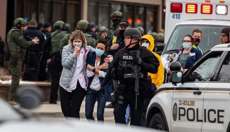 Происшествия: 10 человек погибли в массовой стрельбе в продуктовом магазине Колорадо