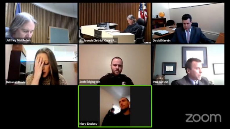 Закон и право: Внимательный прокурор прервал онлайн-заседание, догадавшись, что рядом с жертвой — подозреваемый