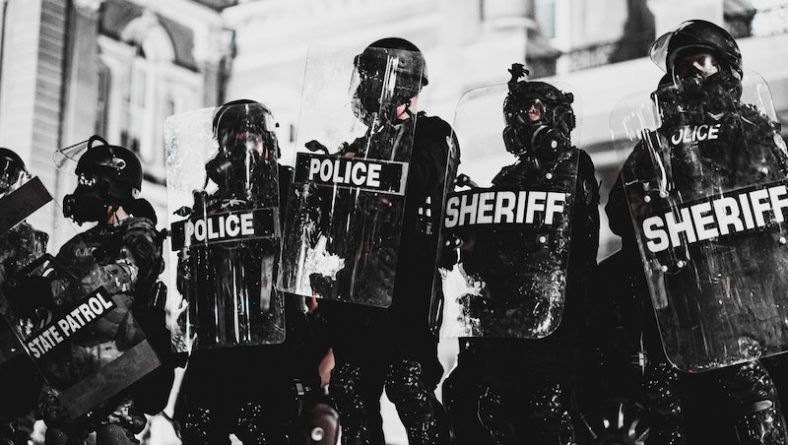 Закон и право: В Кентукки хотят принять закон, рассматривающий оскорбление полицейских как преступление