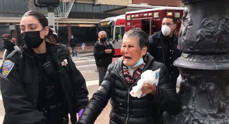 Происшествия: В Сан-Франциско мужчина напал на улице на пожилую азиатку, но в итоге ему тоже понадобился врач
