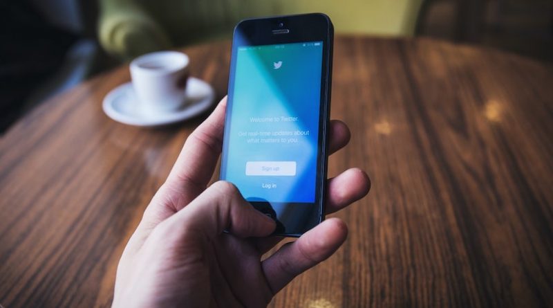 Политика: Власти РФ решили замедлить работу Twitter — и случайно отключили правительственные сайты